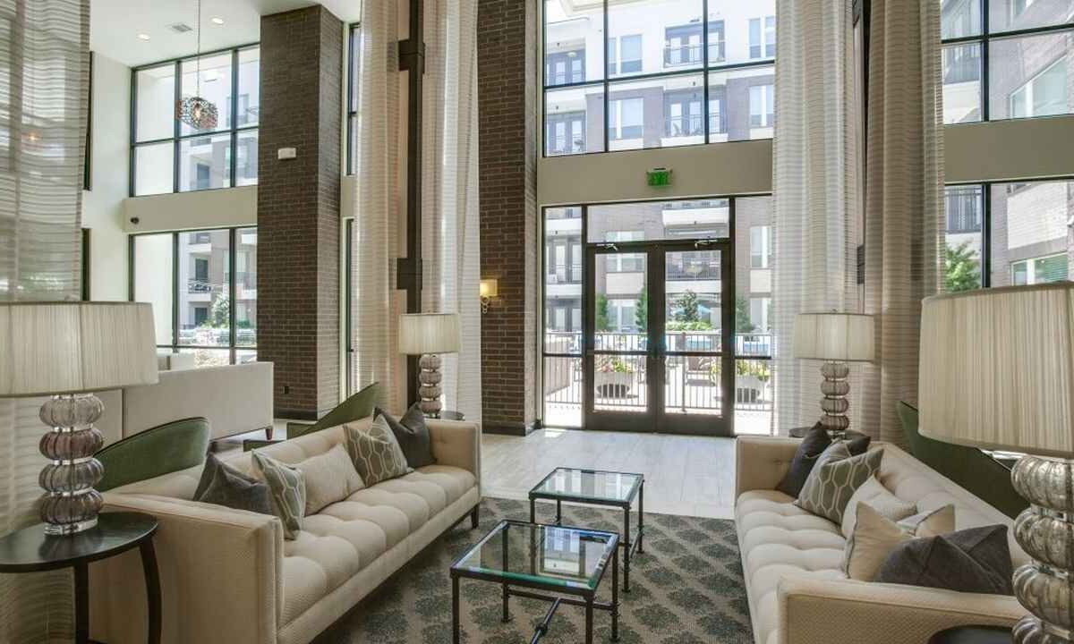 luxury apt uptown