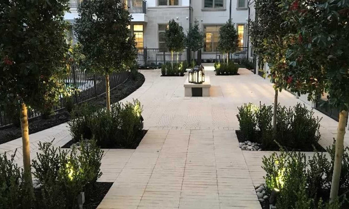 plano apartment courtyard