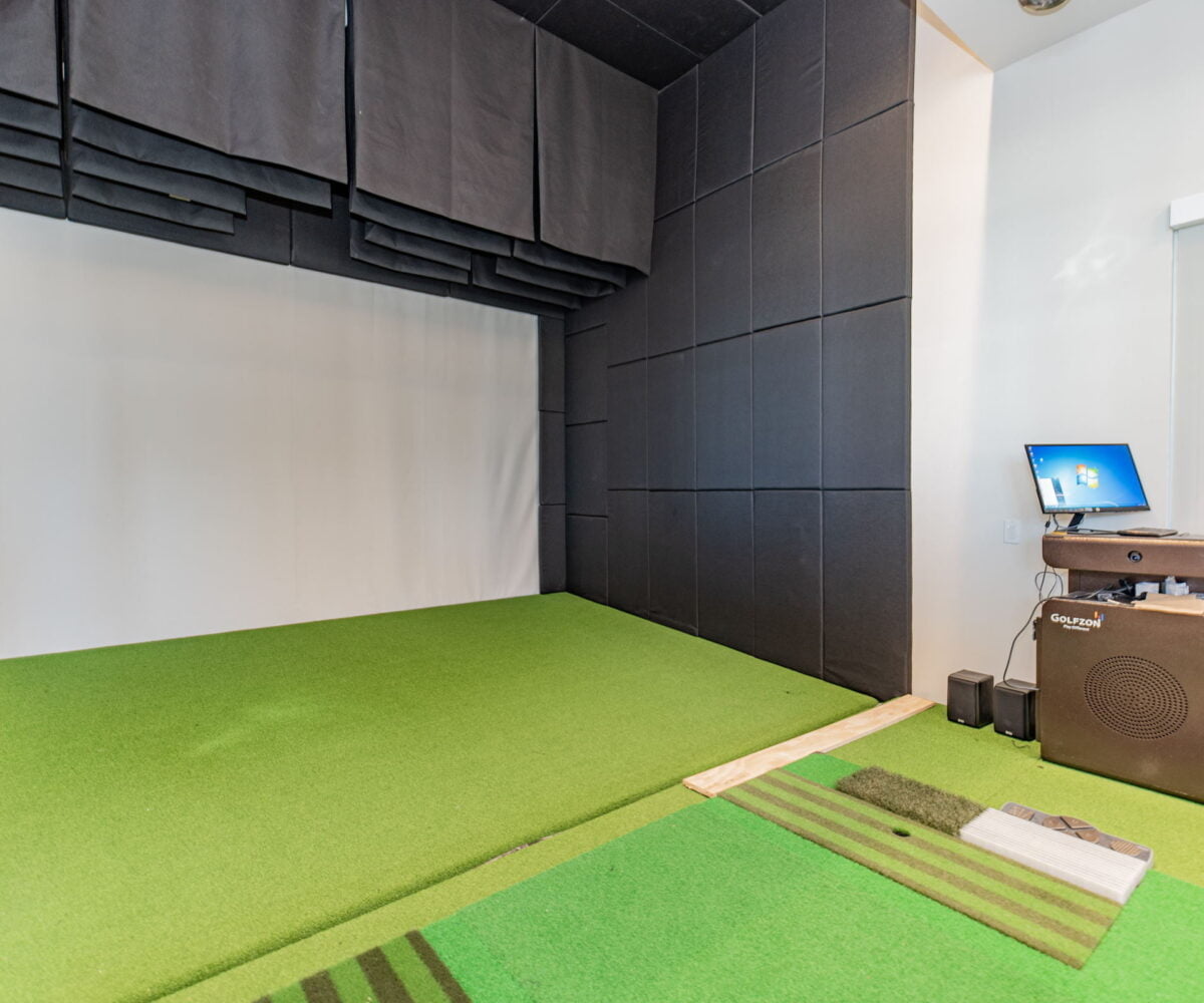 dallas apartments with golf simulators