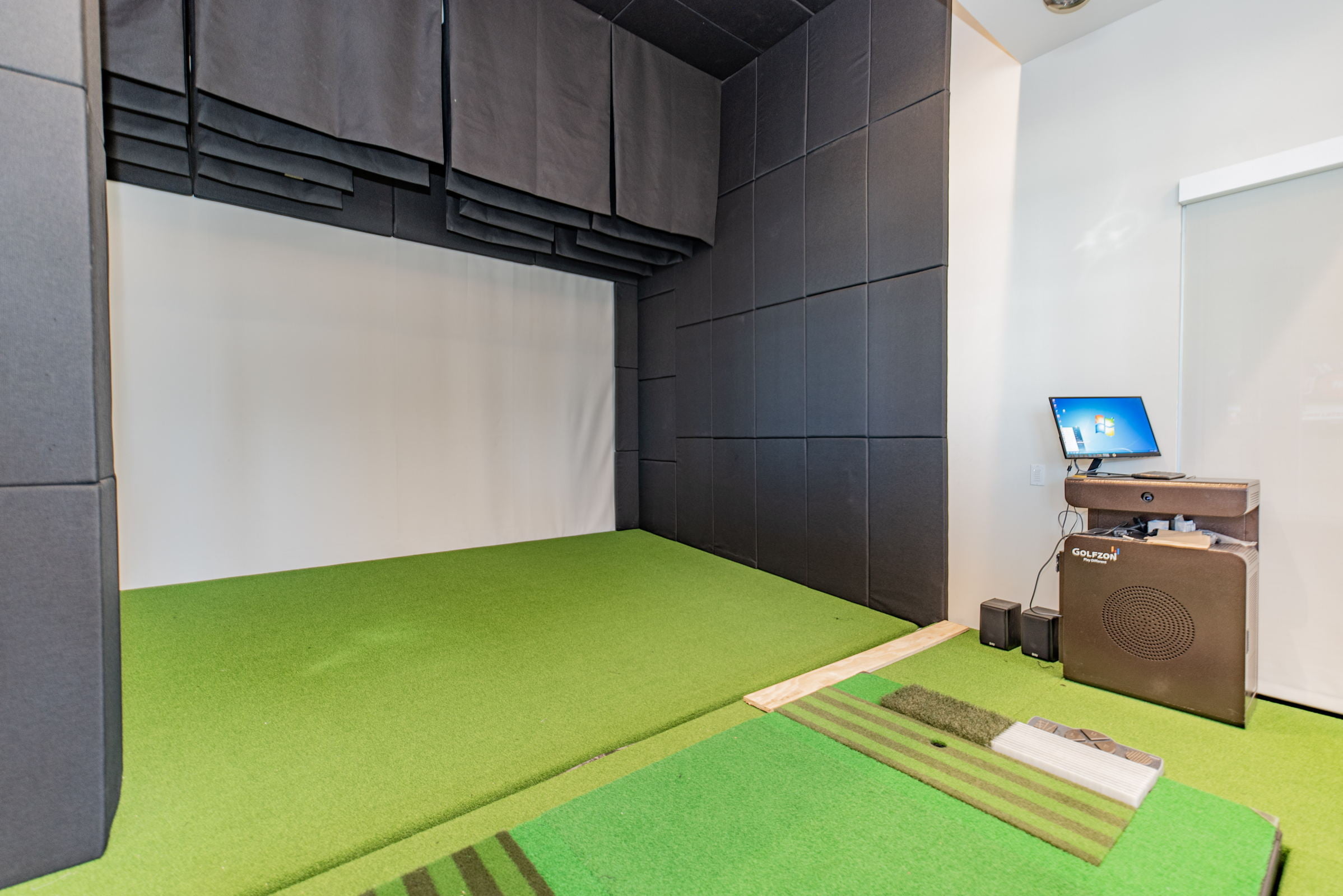dallas apartments with golf simulators